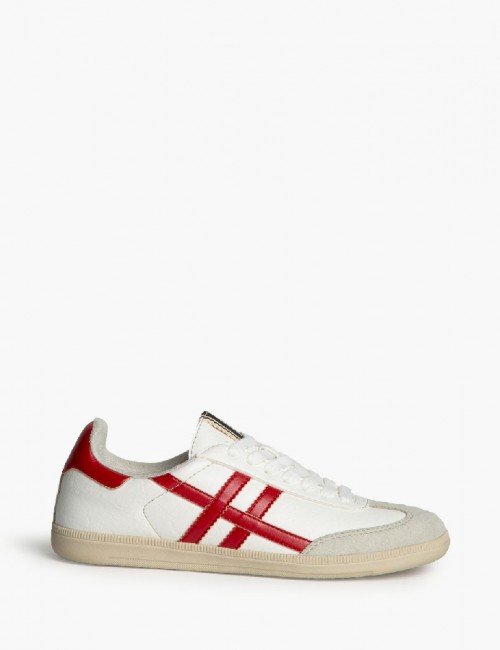Deportiva combinada con rojo