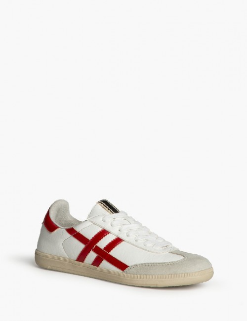 Deportiva combinada con rojo