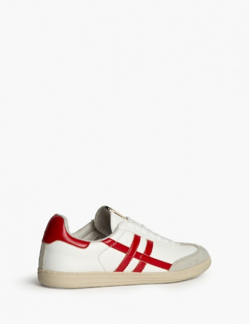 Deportiva combinada con rojo